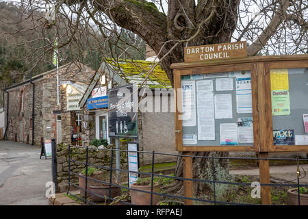 Pooley Bridge Dorf in der Nähe von Ullswater im Lake District und Barton Pfarrgemeinderat Hinweise und Informationen board, Lake District, Cumbria, England Stockfoto