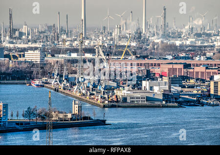 Rotterdam, Niederlande, 20. Januar 2019: Luftaufnahme der industriellen Aktivitäten auf Heijplaat, mit Fluss und den Hafen im Vordergrund und die Stockfoto