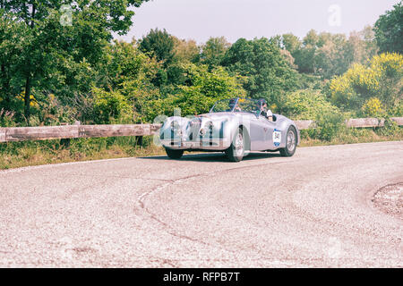 PESARO COLLE SAN BARTOLO, Italien, 17. Mai - 2018: Jaguar XK 120 OTS SE 1954 auf einem alten Rennwagen Rallye Mille Miglia 2018 die berühmten italienischen Histor Stockfoto