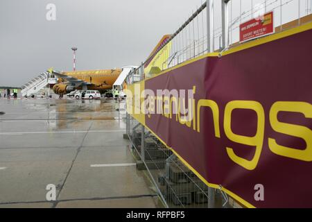 DEU, Deutschland, Berlin: Flughafen Berlin-Schönefeld. Airbus A319 in einen Bär Design, deutschen Billigflieger Germanwings Stockfoto