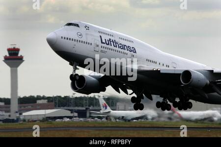 DEU, Bundesrepublik Deutschland, Frankfurt: frankfurt-main Flughafen, Fraport. Boeing 747-400 Jumbojet hebt ab. Stockfoto