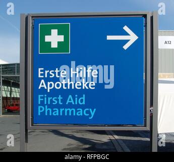 DEU, Bundesrepublik Deutschland, Hannover: Wegweiser in Richtung auf eine Apotheke und eine Erste Hilfe Station. Stockfoto