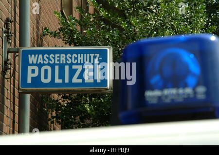 DEU, Deutschland, Duisburg: Polizei River Patrol boot Squad. 25 Boote auf dem Rhein sind auf die Pflicht, den Schiffsverkehr auf dem Fluss zu steuern Stockfoto