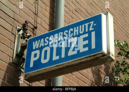 DEU, Deutschland, Duisburg: Polizei River Patrol boot Squad. 25 Boote auf dem Rhein sind auf die Pflicht, den Schiffsverkehr auf dem Fluss zu steuern Stockfoto