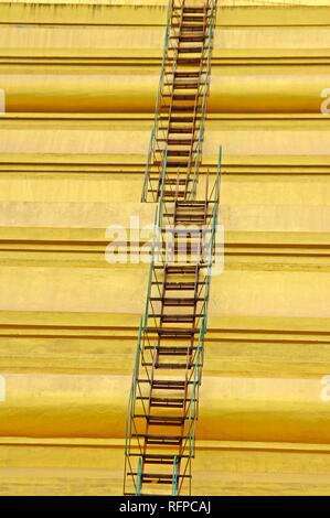 Goldene Kuppel mit Treppen, Shwedagon Pagode, Yangoon, Rangun, Myanmar, Birma Stockfoto