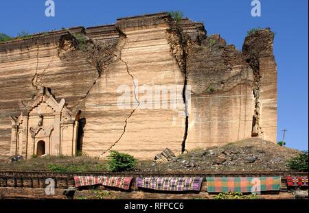 Unterseite des Mantara-gyi-Pagode in Mingun, Myanmar, Birma Stockfoto