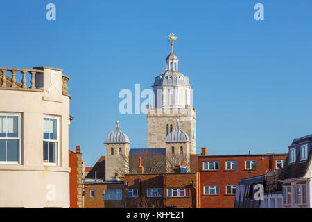 Kirchturm der Kathedrale, Stadt Portsmouth Portsmouth, Hampshire, südlichen England an einem sonnigen Tag über die Dächer gesehen Stockfoto