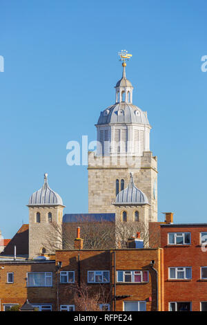 Kirchturm der Kathedrale, Stadt Portsmouth Portsmouth, Hampshire, südlichen England an einem sonnigen Tag über die Dächer gesehen Stockfoto