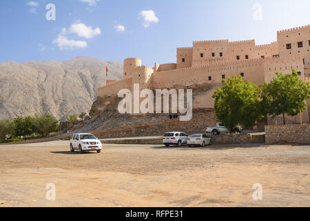 Nakhal, Oman - November 3, 2018: Nahkal Fort und Parkplatz mit Touristen Stockfoto