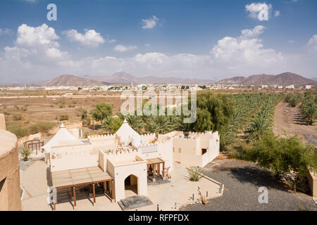 Eingang der Festung von jabrin und Blick auf die Stadt Bahla (Oman) Stockfoto