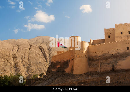 Alte Festung von Nakhal mit Fahne (Oman) Stockfoto