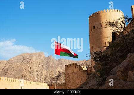 Turm und Flagge von Nahkal Fort (Oman) Stockfoto