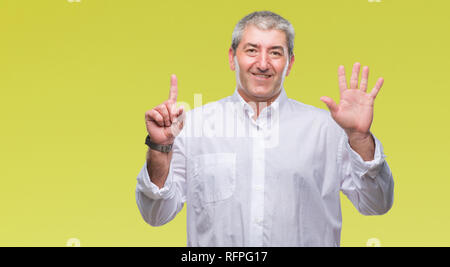 Gut aussehender älterer Mann über isolierte Hintergrund angezeigt und zeigen mit den Fingern Nummer sechs, während lächelte zuversichtlich und fröhlich. Stockfoto