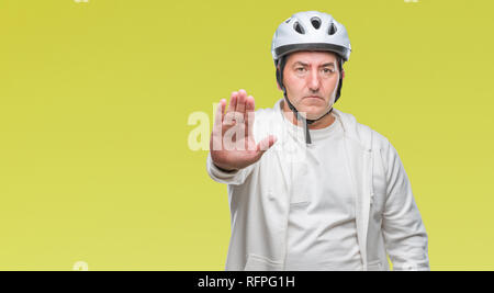 Schöne ältere Radfahrer Mann mit Fahrrad Helm über isolierte Hintergrund mit der offenen Hand tun, STOP-Schild mit ernsten und selbstbewussten Ausdruck, Verteidigung Stockfoto