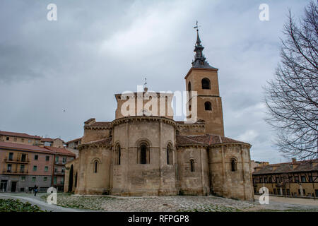 Segovia, Spanien: März 2015: Katholische Kirche San Millan in der spanischen Stadt Segovia (UNESCO Weltkulturerbe) Stockfoto