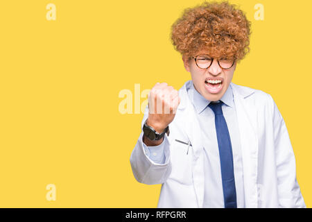 Junge hübsche Wissenschaftlerin Mann mit Brille verärgert und wütend die Faust frustriert und wütend, während Schreien vor Wut. Wut und aggressives Konzept. Stockfoto