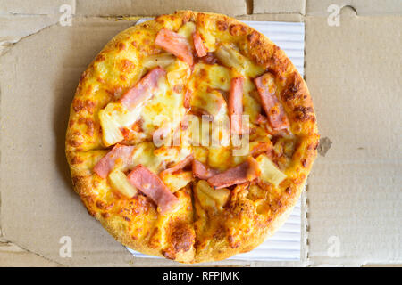 Hohe Betrachtungswinkel von Pizza Hawaii Pizza Box Stockfoto