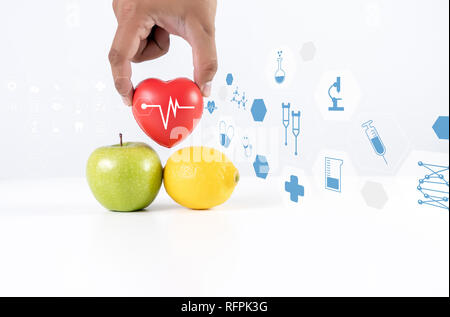 Krankenversicherung Rotes Herz mit Impuls im Menschen ist Stockfoto
