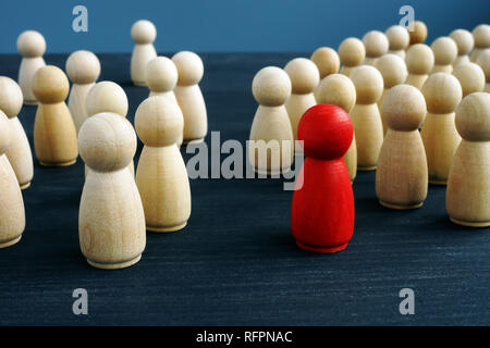 Effektives Management. Masse, die mit Leader vor. Stockfoto