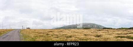 Wanderweg von Pec Pod Snezkou Dorf in Tschechien Schneekoppe an der tschechisch-polnischen Grenze. Schneekoppe, Riesengebirge, Grenze zu Polen und Cz Stockfoto