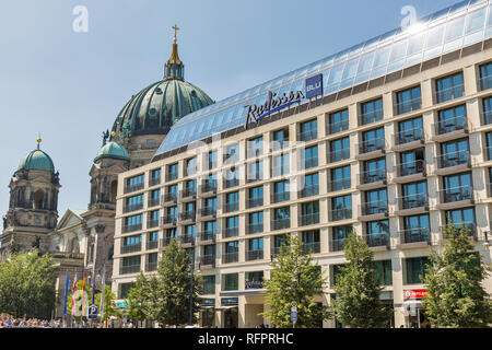 BERLIN, DEUTSCHLAND - 14. JULI 2018: Radisson Blu hotel Fassade und der Berliner Dom im Hintergrund. Berlin ist die Hauptstadt und die größte deutsche Cit Stockfoto