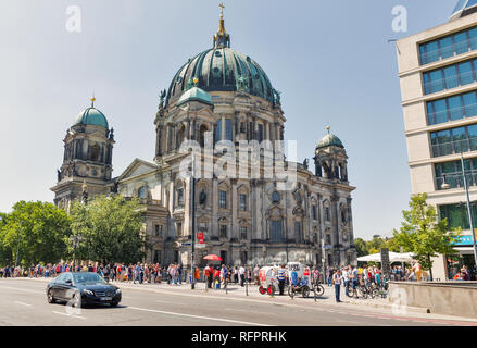 BERLIN, DEUTSCHLAND - 14. JULI 2018: Leute, die sich vor der Berliner Dom und Liebknecht Brücke über die Spree. Berlin ist die Hauptstadt und Ger Stockfoto