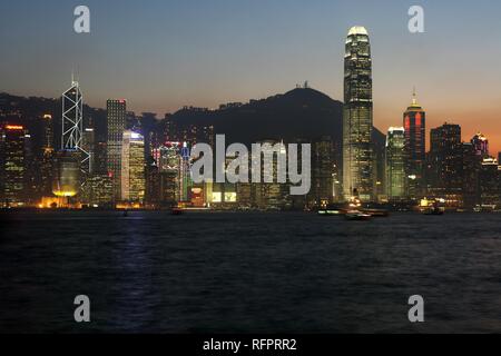 Blick von Kowloon, Tsim Sha Tsui, auf die Skyline von Hongkong Island, Honkong, China Stockfoto