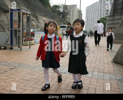 Junge Schulkinder in Kowloon, Honkong, China Stockfoto