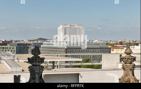 BERLIN, DEUTSCHLAND - 14. JULI 2018: Berliner Stadtbild von Bundestag Dach mit Charite Hauptgebäude. Es ist Europas größtes Universitätsklinikum eine Stockfoto