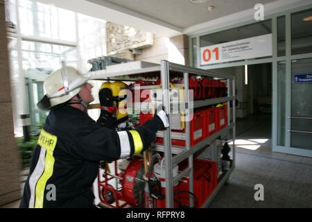 DEU, Bundesrepublik Deutschland, Köln: Werkfeuerwehr des Universitätsklinikums. Eine kleine mobile Feuer Fahrzeug, gezogen von Stockfoto