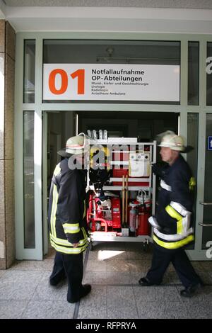 DEU, Bundesrepublik Deutschland, Köln: Werkfeuerwehr des Universitätsklinikums. Eine kleine mobile Feuer Fahrzeug, gezogen von Stockfoto