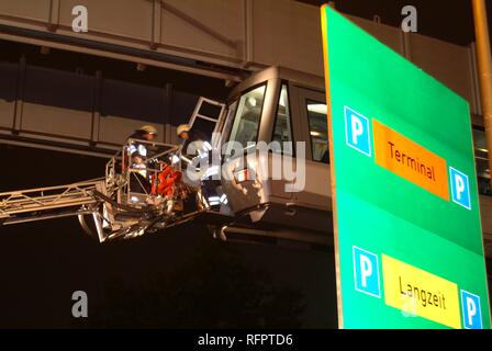 DEU, Bundesrepublik Deutschland, Düsseldorf: evakuierungsübung der Flughafenfeuerwehr. Menschen wurden gerettet aus dem Stockfoto