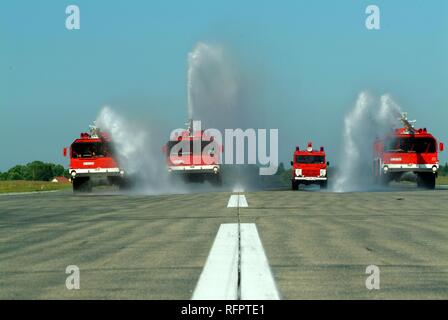 DEU, Bundesrepublik Deutschland,: Rescue Übung der Flughafenfeuerwehr der deutschen Luftwaffe, auf der Landebahn. Stockfoto