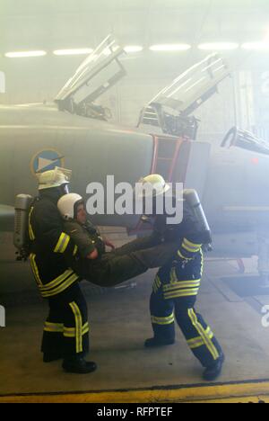 DEU, Bundesrepublik Deutschland,: Rescue Übung der Flughafenfeuerwehr eines deutschen Air Force Base. Eine Explosion hat Stockfoto