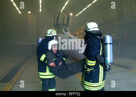 DEU, Bundesrepublik Deutschland,: Rescue Übung der Flughafenfeuerwehr eines deutschen Air Force Base. Eine Explosion hat Stockfoto