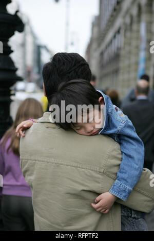 DEU, Deutschland, Berlin: Junge schläft auf den Schultern seines Vaters, während einer Stadtrundfahrt. Stockfoto