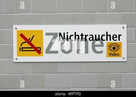 DEU, Deutschland, Berlin: Rauchen Zeichen an S-Bahn Station am Potsdamer Platz. Stockfoto