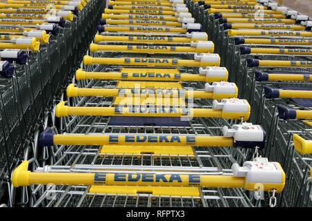 DEU, Deutschland, Dortmund: Einkaufswagen in einem Supermarkt der deutschen Edeka Markt Gruppe. Stockfoto