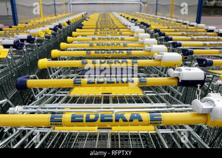 DEU, Deutschland, Dortmund: Einkaufswagen in einem Supermarkt der deutschen Edeka Markt Gruppe. Stockfoto