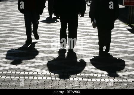 DEU, Deutschland, Gelsenkrichen: Schatten von Menschen auf der Straße. Stockfoto