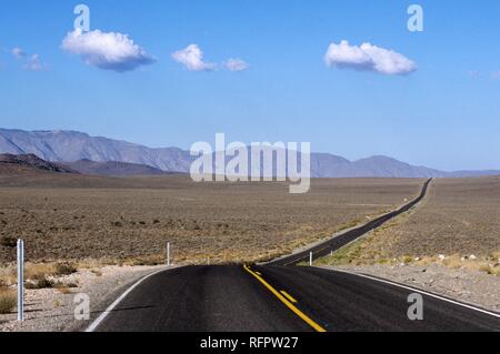 USA, Vereinigte Staaten von Amerika, Kalifornien: eine Straße in der Mojave Wüste. Stockfoto