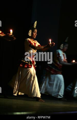 LKA, Sri Lanka, Kandy: Kohomba Tanz, Kandy Dance. Traditionelle Tanz beten den Gott Kohomba zu. Tanz Performance für Stockfoto