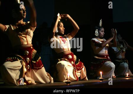 LKA, Sri Lanka, Kandy: Kohomba Tanz, Kandy Dance. Traditionelle Tanz beten den Gott Kohomba zu. Tanz Performance für Stockfoto
