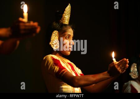 LKA, Sri Lanka, Kandy: Kohomba Tanz, Kandy Dance. Traditionelle Tanz beten den Gott Kohomba zu. Tanz Performance für Stockfoto
