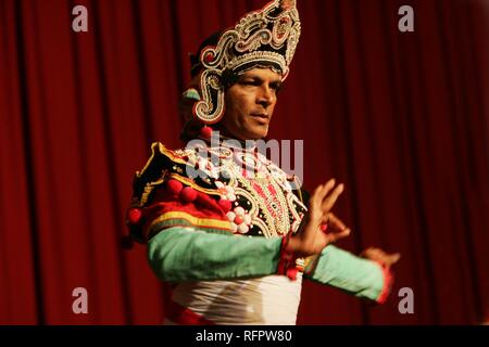 LKA, Sri Lanka, Kandy: Kohomba Tanz, Kandy Dance. Traditionelle Tanz beten den Gott Kohomba zu. Tanz Performance für Stockfoto