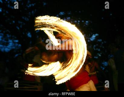 LKA, Sri Lanka, Kandy: Feuer Tanz, Wandern auf glühende Kohle. Kohomba Tanz, Kandy Dance. Traditionelle Tanz beten den Gott zu Stockfoto