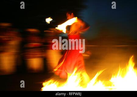 LKA, Sri Lanka, Kandy: Feuer Tanz, Wandern auf glühende Kohle. Kohomba Tanz, Kandy Dance. Traditionelle Tanz beten den Gott zu Stockfoto