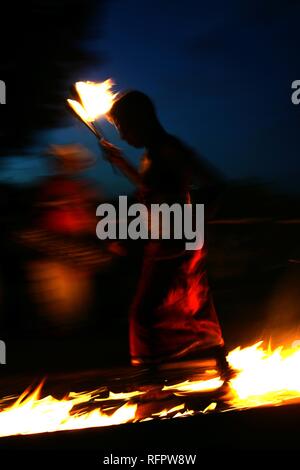 LKA, Sri Lanka, Kandy: Feuer Tanz, Wandern auf glühende Kohle. Kohomba Tanz, Kandy Dance. Traditionelle Tanz beten den Gott zu Stockfoto