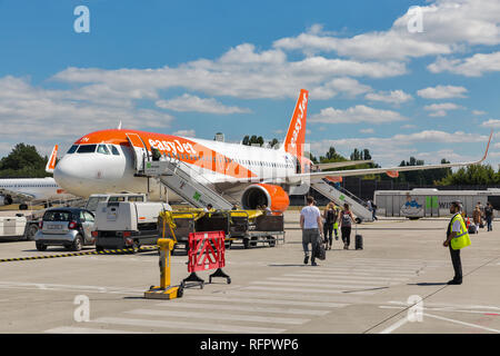 BERLIN, DEUTSCHLAND - 15. JULI 2018: die Passagiere bei EasyJet Airbus A 320-214 auf dem Flughafen Tegel fahren. EasyJet Airline Company ist eine britische Low-Cost-Carrier Stockfoto