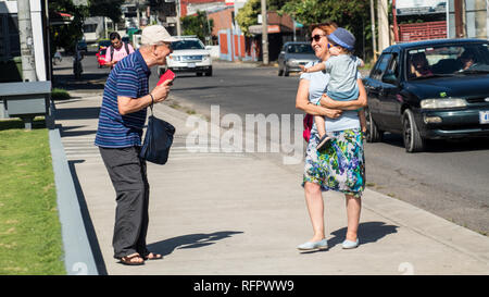 Ein Foto von einem Großvater lächelnd Ant Fotos von seiner Frau und ihren Enkel. Alle lachen und Spaß haben. Santa Ana, Costa Rica. Stockfoto